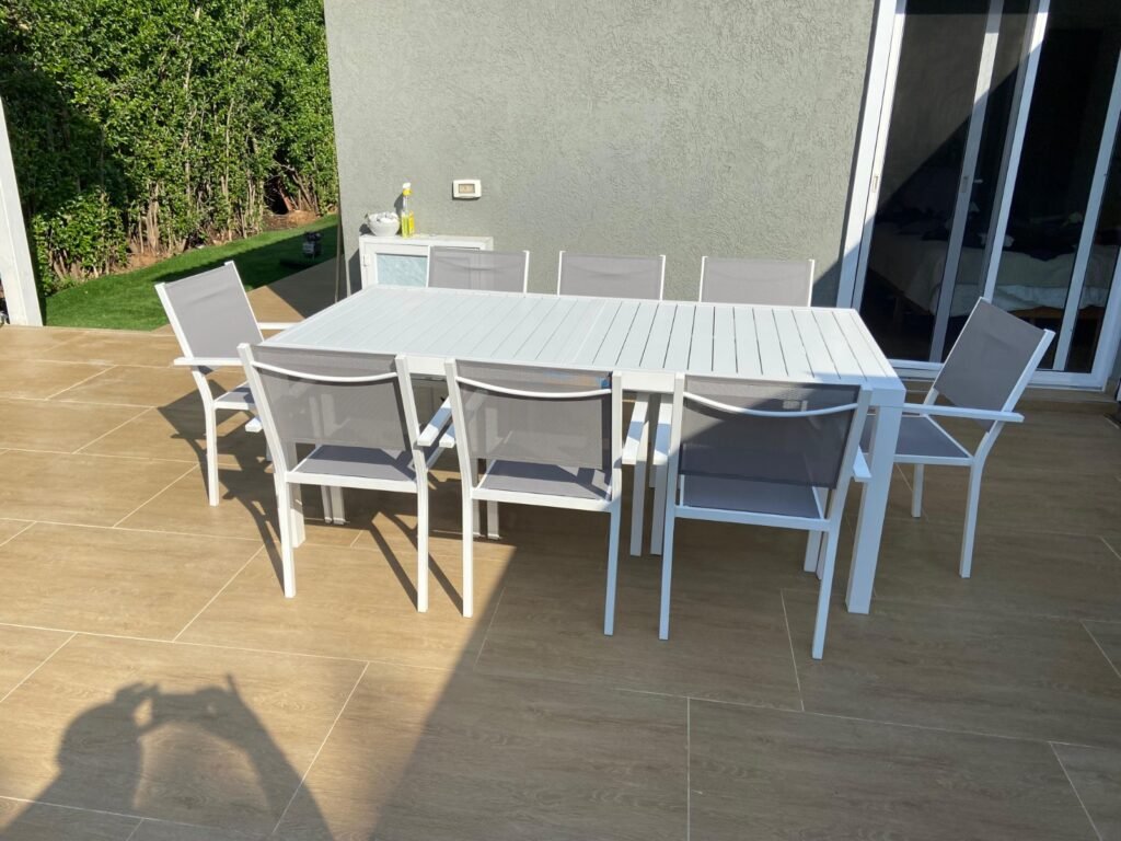 סט ריהוט גן מודרני - שולחן אלומיניום לבן עם 6 כסאות בחצר